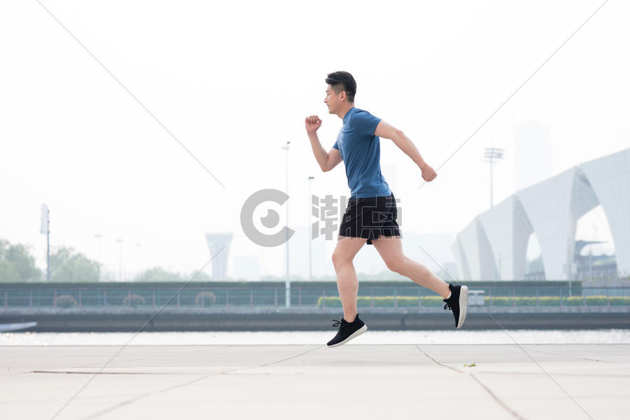 年轻男性户外运动跑步图片素材免费下载