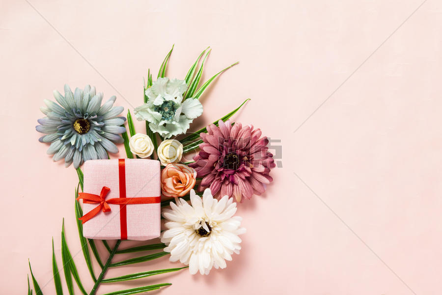 七夕粉色背景上的礼盒鲜花图片素材免费下载