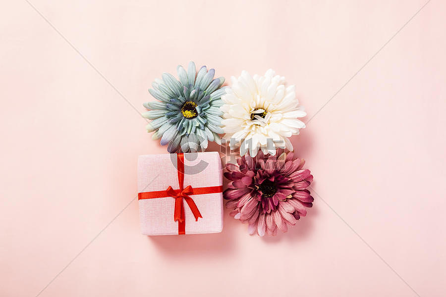粉色背景上的礼盒鲜花图片素材免费下载