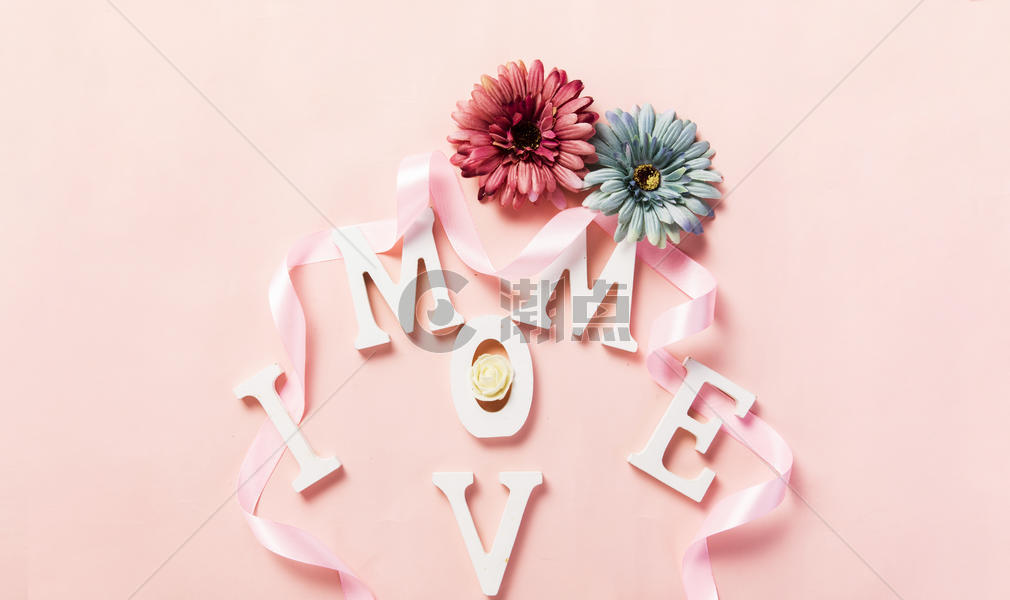粉色背景上的MOM字母鲜花图片素材免费下载