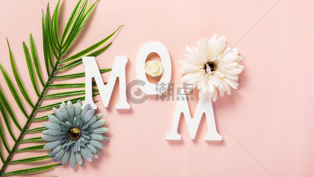 粉色背景上的MOM字母鲜花图片素材免费下载
