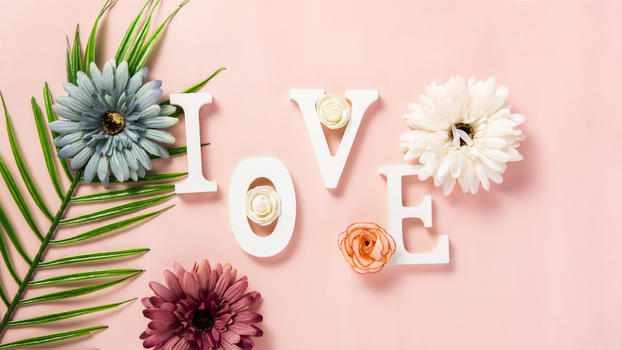 粉色背景上的LOVE爱字母图片素材免费下载