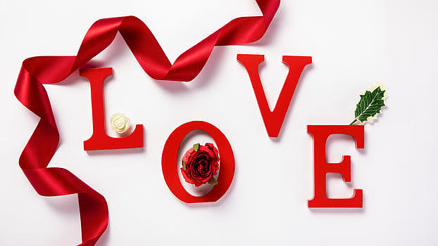 白色背景上的LOVE爱红色字母图片素材免费下载