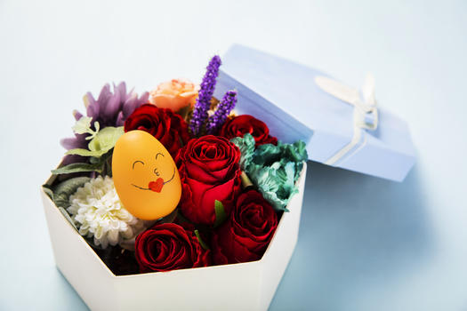 蓝色背景上装满鲜花的礼物盒图片素材免费下载