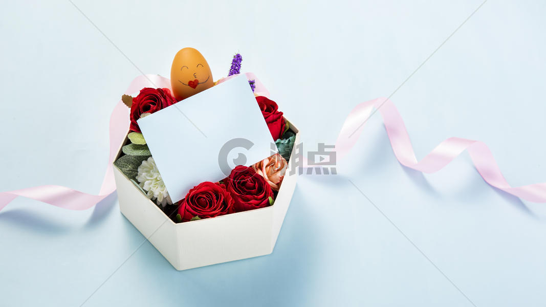 蓝色背景上装满鲜花的礼物盒图片素材免费下载
