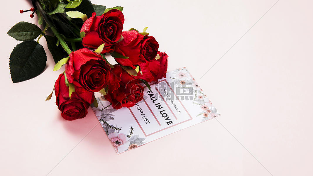 粉色背景上的玫瑰卡片图片素材免费下载