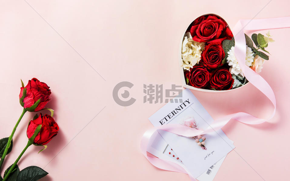 粉色背景上装满鲜花的礼物盒图片素材免费下载