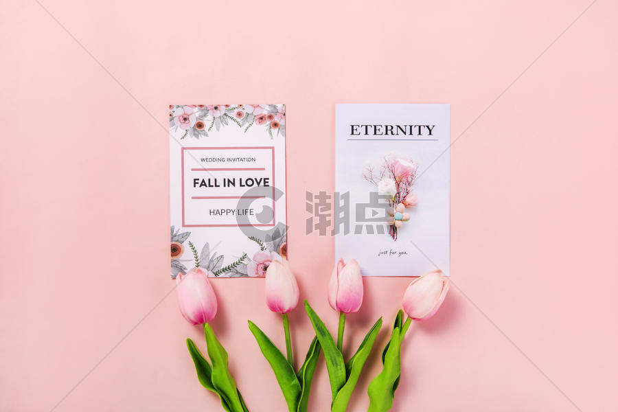 粉色背景上的鲜花卡片图片素材免费下载