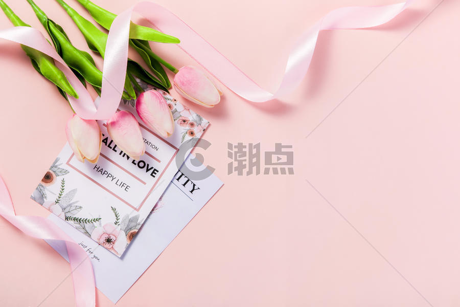 粉色背景上的鲜花卡片图片素材免费下载