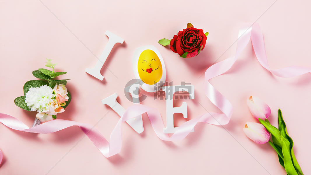 粉色背景上的LOVE字母图片素材免费下载
