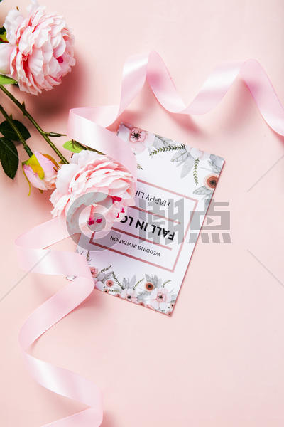 粉色背景上的卡片花朵图片素材免费下载