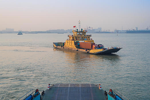 江苏靖江长江中的船图片素材免费下载