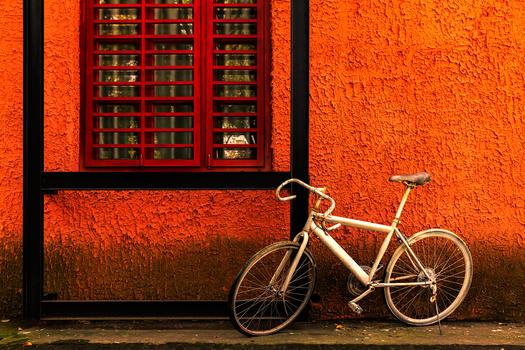 红墙下的自行车图片素材免费下载