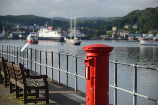 苏格兰著名海滨小城奥本的红色邮筒图片素材免费下载