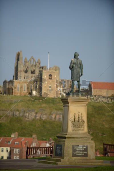 英国海港小镇惠特比城中的库克船长雕像图片素材免费下载