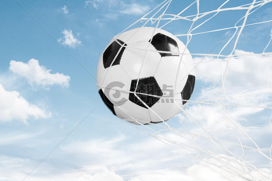 天空下的足球图片素材免费下载