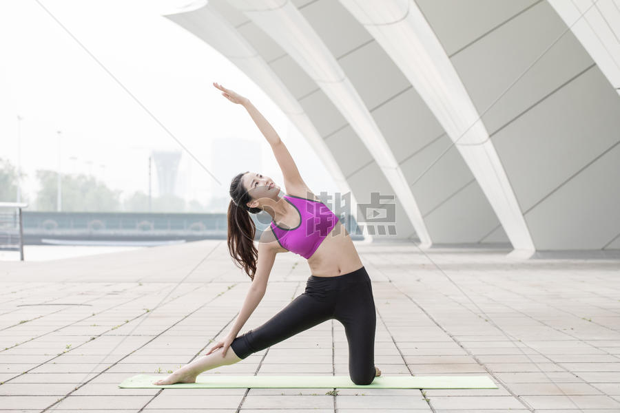 户外瑜伽运动女性动作图片素材免费下载