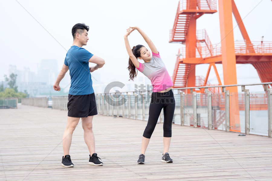 户外运动健身人像热身动作图片素材免费下载