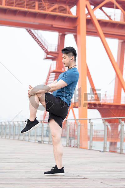 户外运动健身男性热身高抬腿图片素材免费下载
