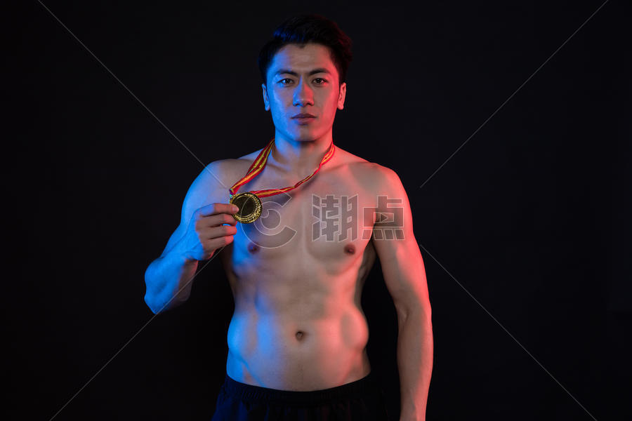 运动健身男性奖牌红蓝创意照图片素材免费下载