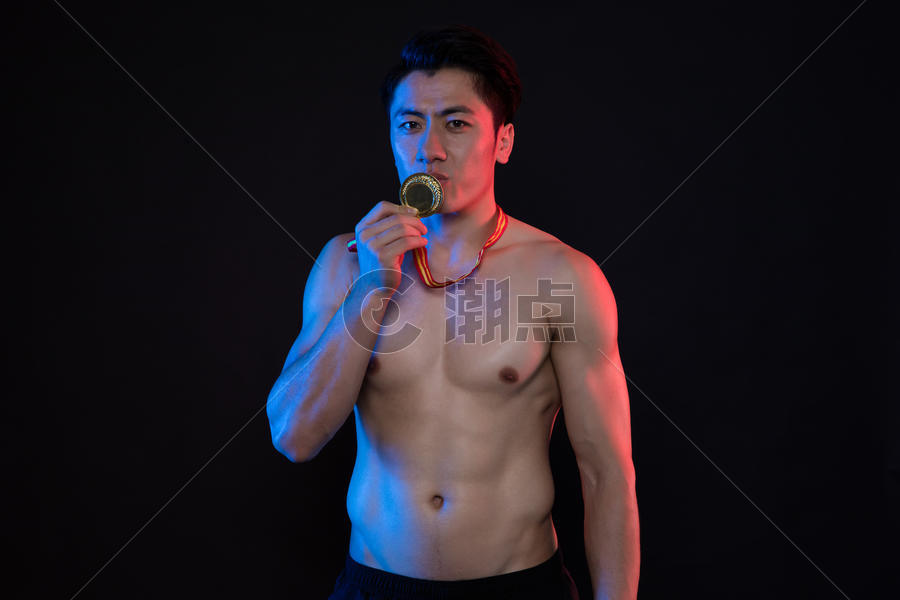 运动健身男性奖牌红蓝创意照图片素材免费下载