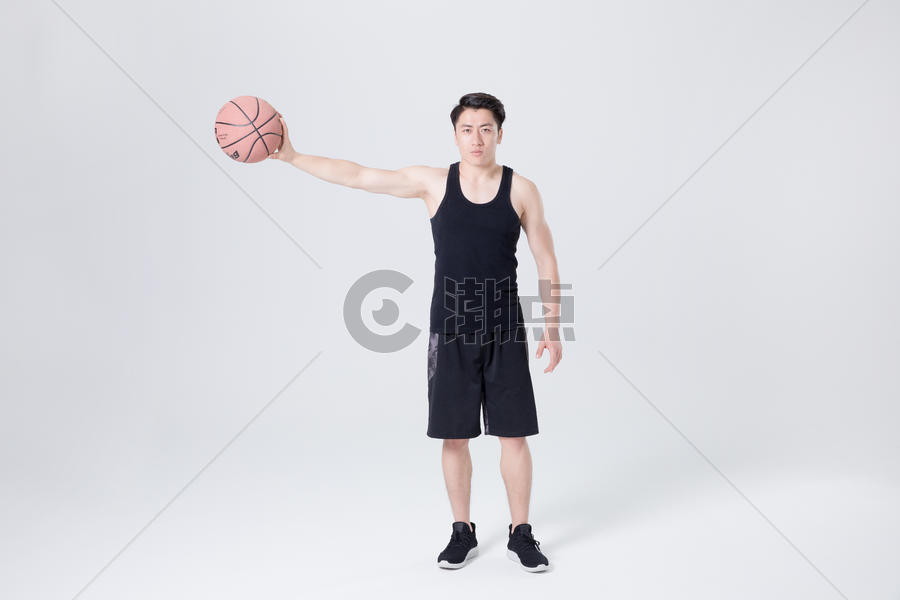 运动男性人像打篮球图片素材免费下载