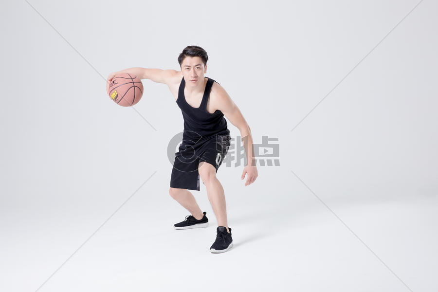 运动男性人像打篮球图片素材免费下载