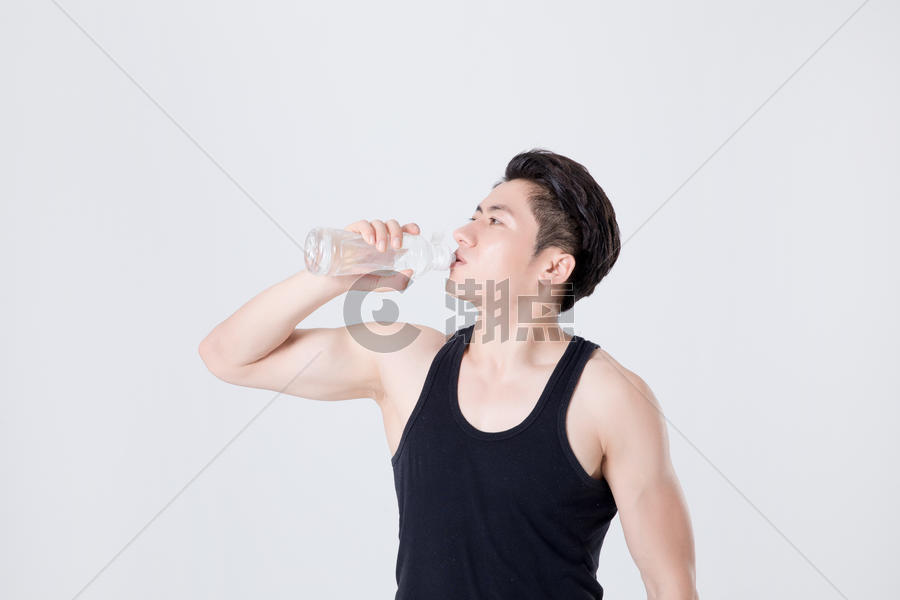 运动健身男性喝水休息图片素材免费下载