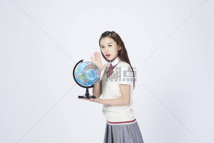 拿着地球仪的女学生图片素材免费下载