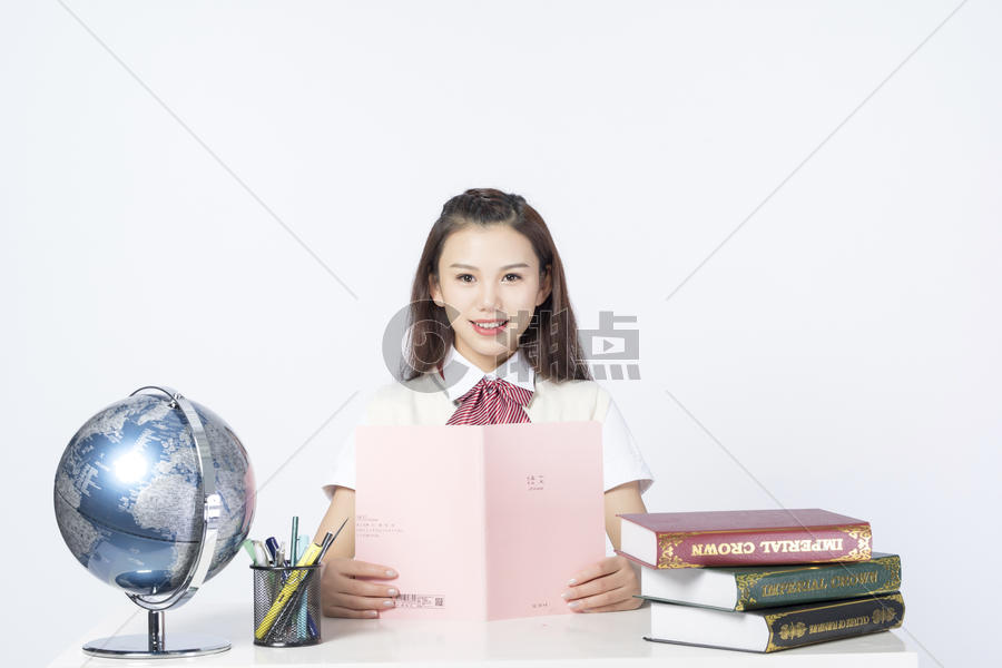 拿着作业本的学习的女学生图片素材免费下载