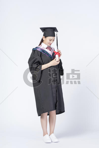拿着毕业证书的毕业女学生图片素材免费下载