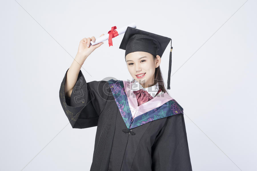 拿着毕业证书的毕业女学生图片素材免费下载