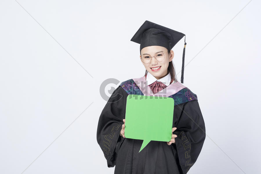 拿着文字框的毕业女学生图片素材免费下载