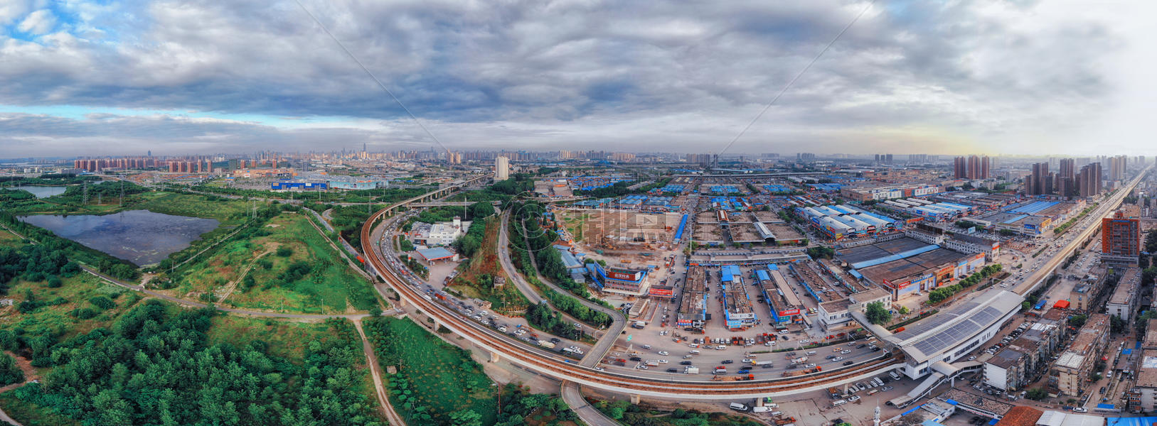 俯瞰蓝天白云下的武汉城市全景长片图片素材免费下载
