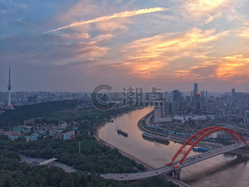 俯瞰夕阳下的武汉汉江晴川桥图片素材免费下载