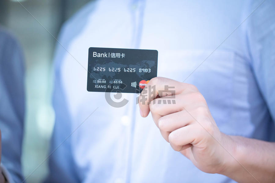 手持信用卡的人图片素材免费下载