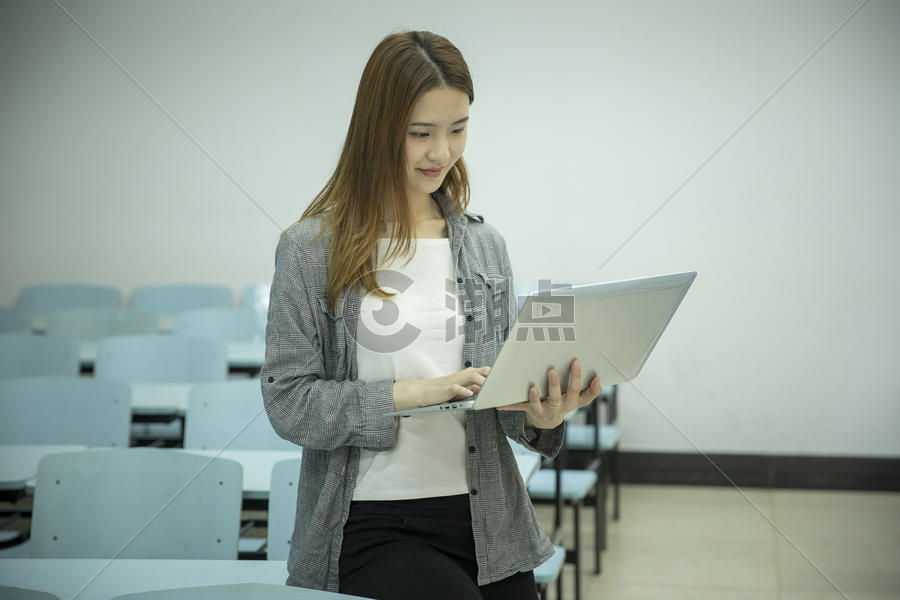 女学生在大学教室里学习图片素材免费下载