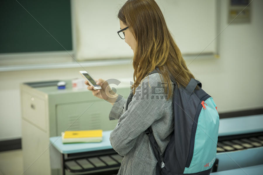 女学生在大学教室里学习图片素材免费下载