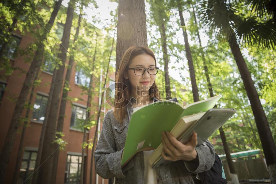 女学生在大学学习图片素材免费下载