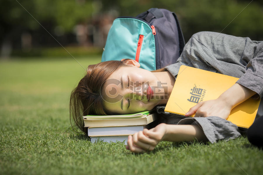女学生在草坪睡着了图片素材免费下载