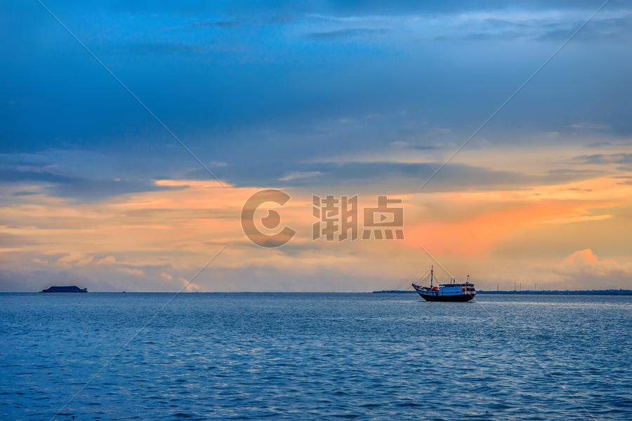 夕阳大海与渔船图片素材免费下载