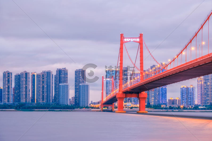 华灯初上的武汉鹦鹉洲长江大桥图片素材免费下载