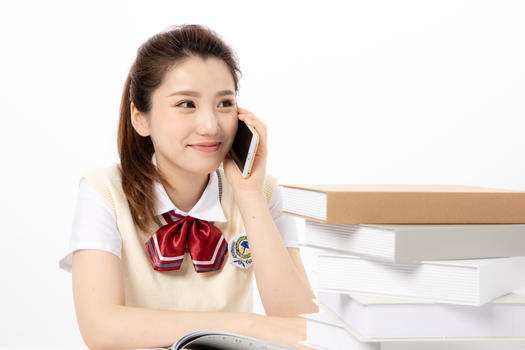 学习中使用电话的女高中生图片素材免费下载