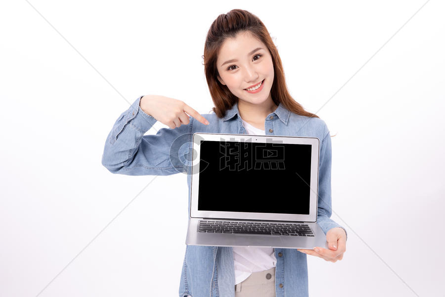 展示电脑的女大学生图片素材免费下载