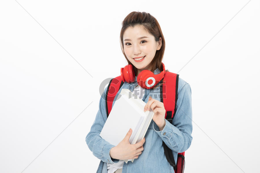 背书包戴耳机的女大学生图片素材免费下载