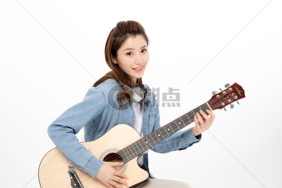 弹吉他的女大学生图片素材免费下载