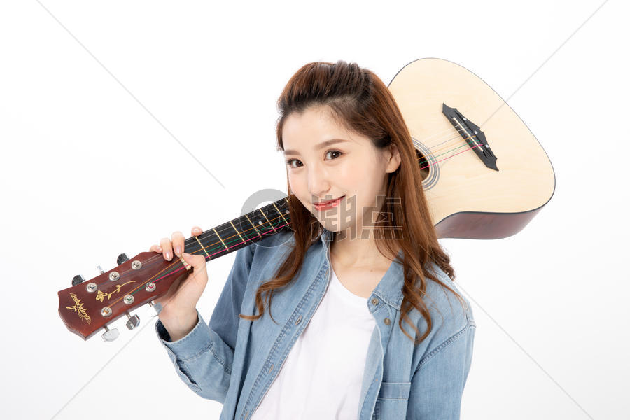 拿着吉他的女大学生形象图片素材免费下载
