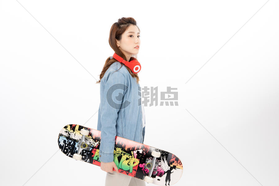 拿着滑板的女大学生形象图片素材免费下载
