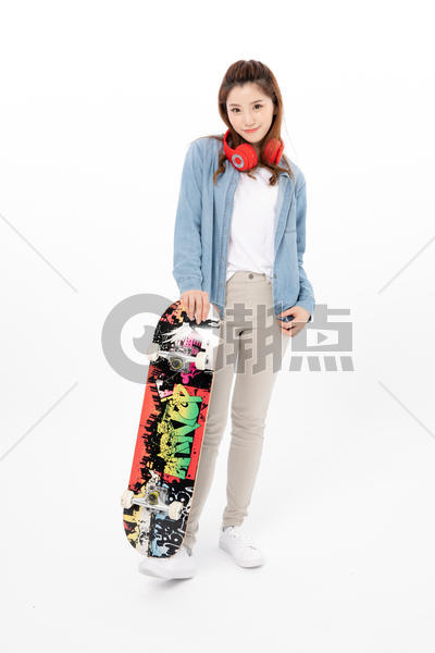 拿着滑板的女大学生形象图片素材免费下载