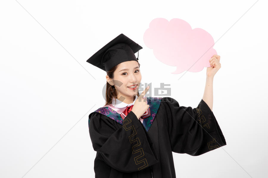 拿着粉色气泡对话框的毕业生图片素材免费下载